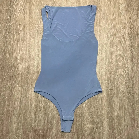 Pretty Little Thing Women's‎ Size 2 Blue Sleeveless Scoop Neck Seamless Bodysuit - Picture 1 of 3